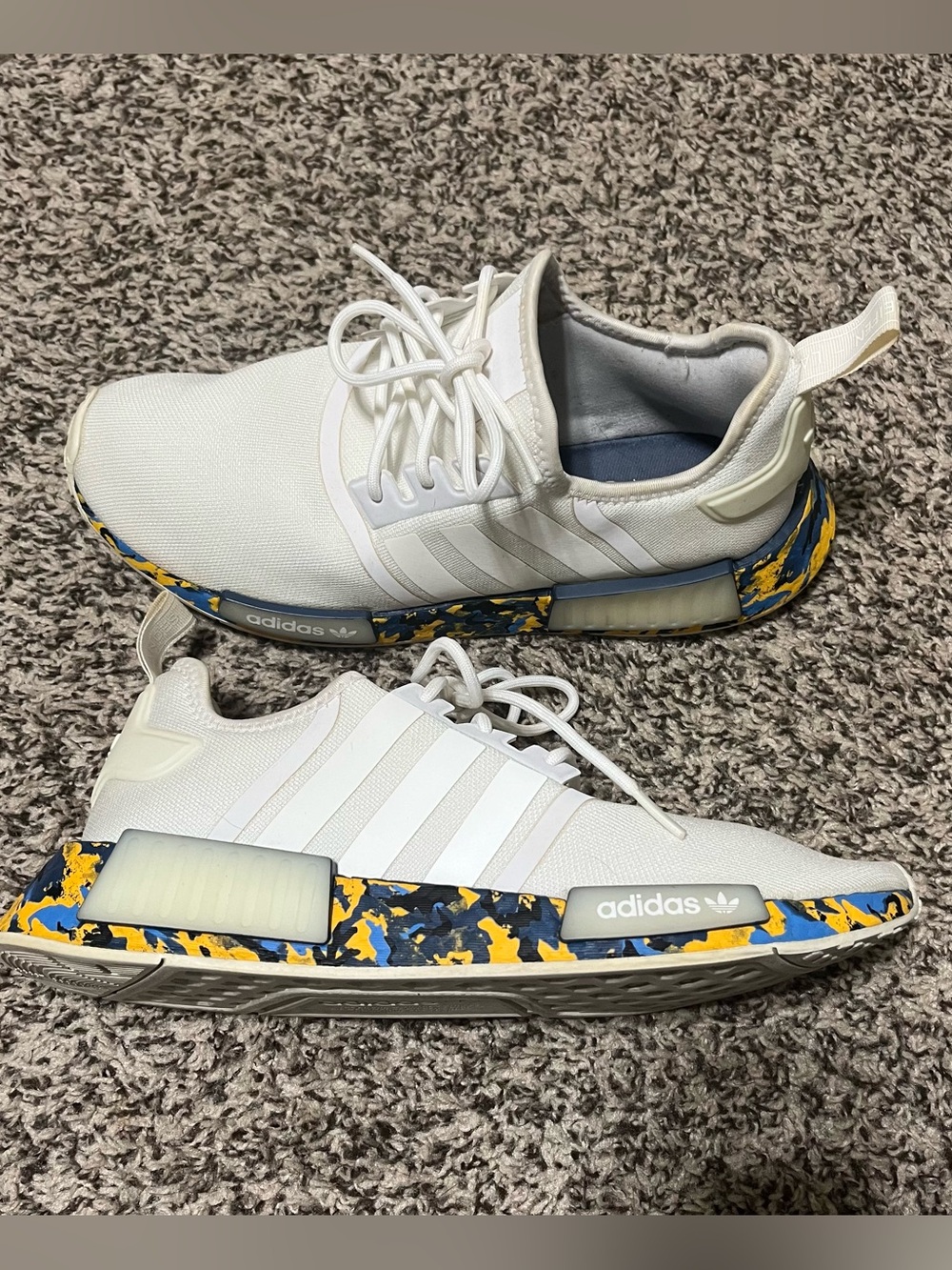 Men’s Adidas NMD_R1 White Camo Sneaker blue & yellow Camouflage Midsole plugs